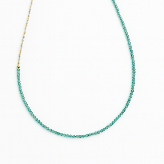 Κολιέ με Τιρκουάζ και Μπεζ Κρυστάλλινες Χάντρες και Επιχρυσωμένες Λεπτομέρειες